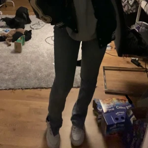 Jeans med slits - Säljer mina fina jeans med slits som jag köpt för något år sedan, väldigt bra skick och sitter bra, storlek XS- midjan är stretchig 