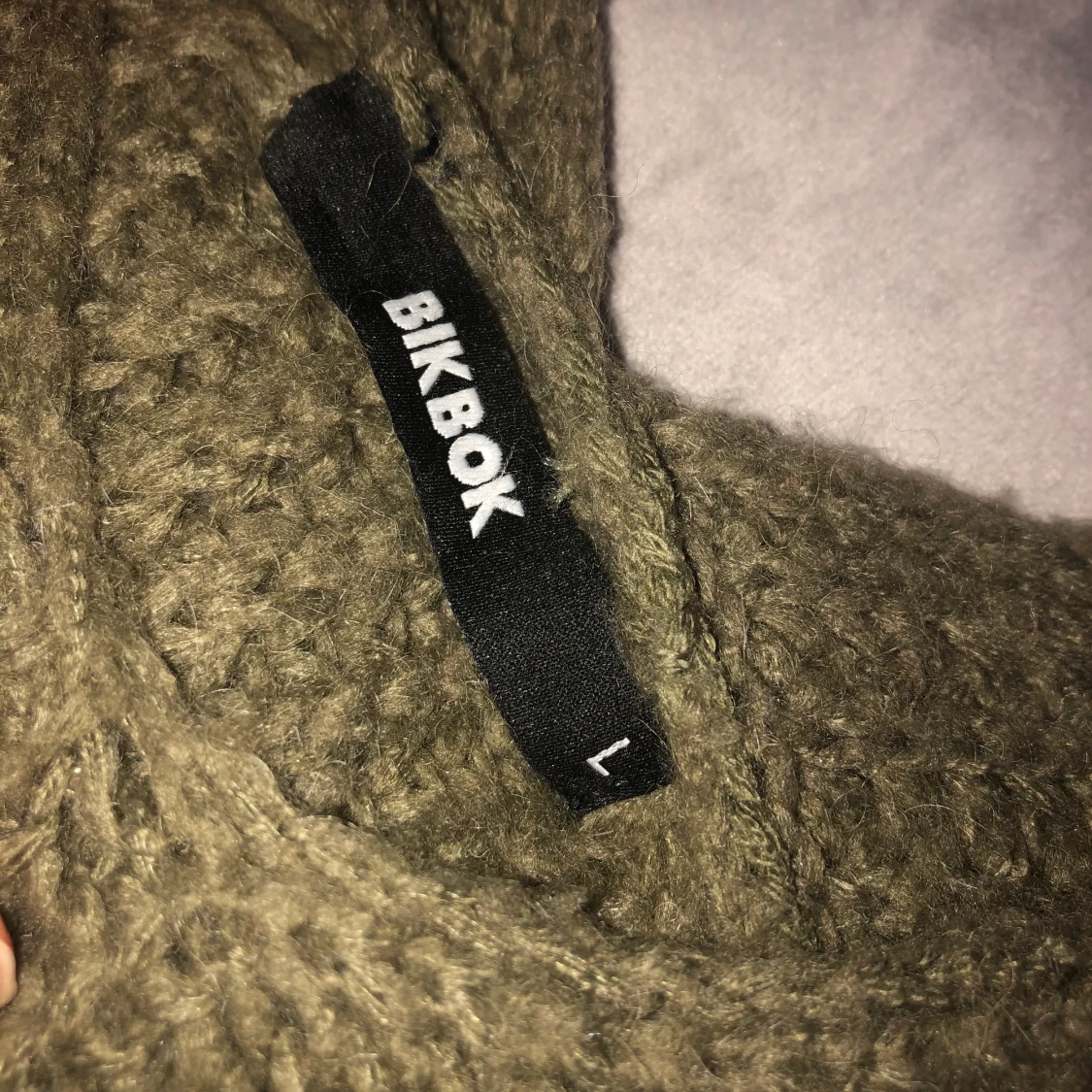 Olivgrön stickad fin tröja från bikbok. - 90