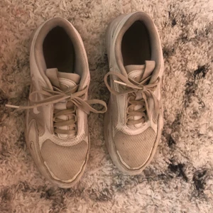 Nike skor - Hej! Säljer mina Nike air skor. I storlek 37.5. Dem är använda men frf väldigt fint skicka skulle jag säga. Går självklart att tvätta. Säljer pågrund av att dem blivit försmå. Hör av dig för fler bilder.☺️❤️ 