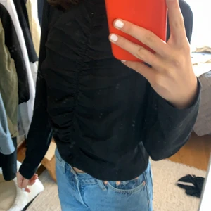 Säljer jätte fin tröja från zara - Säljer min jötte fina tröja från zara som jag har använt 1 gång. Säljer pga av att den inte var min stil. Den passar jötte bra nu t våren med en tunn jacka över. Det är i st xs/s och säker för 89kr. Kom prov för frpgor elr mer bilder💗. Frakten är 42kr ungefär och köparen stpr för det.