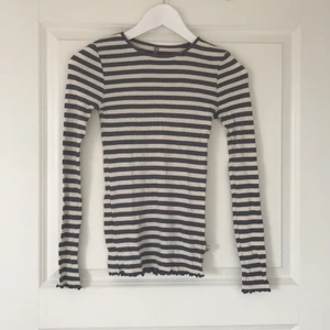 Randig tröja - Jättefin grå/vit randig långärmad tröja från Pomp de Lux. Overlockad vid ärmslut och nedtill. Materialet är mjukt och tyget är ribbat. Använd ett fåtal gånger🐩 Obs. tröjan är i barnstorlek men passar som S/XS