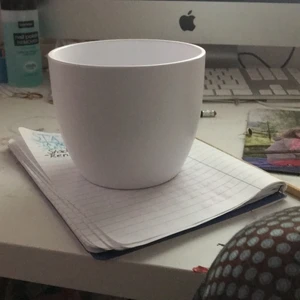 Kruka  - En vit enkel(ganska liten)  kruka! passar väl till den som vill ha mer (enkla) detaljer! kan användas som blomsterkruka eller bara till att lägga småsaker i! MAN KAN JU OCKSÅ MÅLA DEN! 