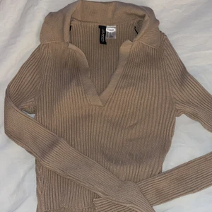 Ribbad tröja - Fin brun tröja ifrån h&m, strl xs. Knappt använd. 