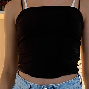 Croppat linne  - Svart croppat linne i storlek xs ifrån ginatricot, aldrig använt bara testat. Tvättas innan jag postar de. Köpare står för frakten, tar Swish.