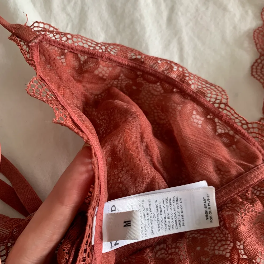 bralette från na-kd                                                                   rödorange, väldigt fin färg                                                          storlek: M. Övrigt.