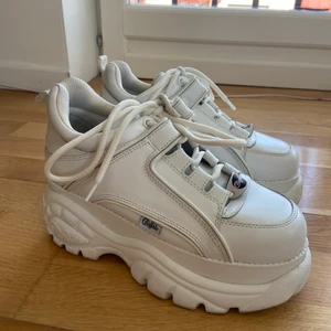 Buffalo sneakers - Säljer mina Buffalos pga flytt och rensning av garderoben, har inte använt de alls mycket och de är i väldigt bra skick!! Den enda "defekten" är fläcken på högra skon som syns på sista bilden, annars är de fresh☺️ !! 