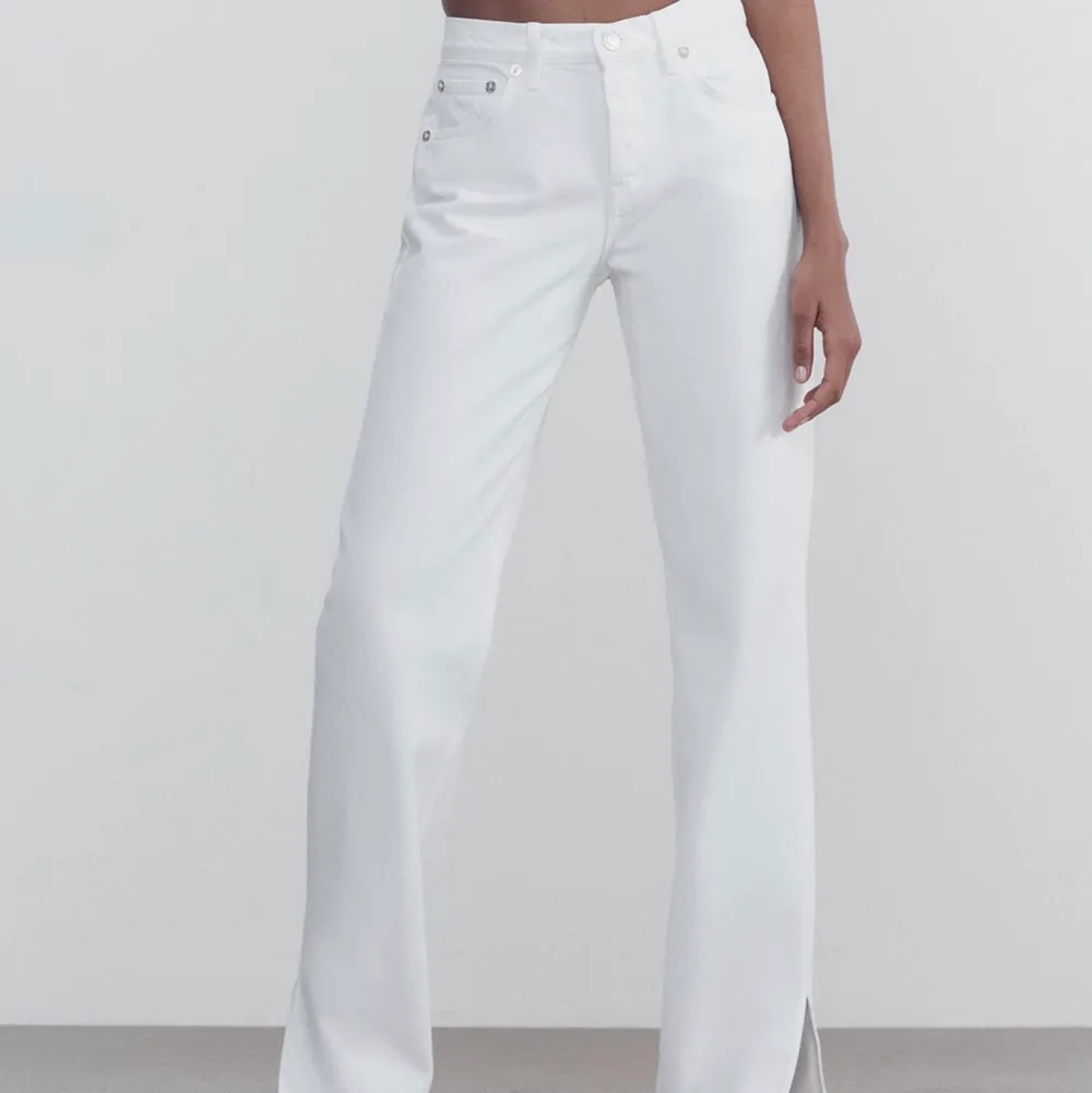 Säljer ett par vita vida jeans med slits som inte kommer till användning. De är från zara, i storlek 38. Har använts två gånger så de är i väldigt bra skick, säljer de därav för 200kr+frakt. Jeans & Byxor.