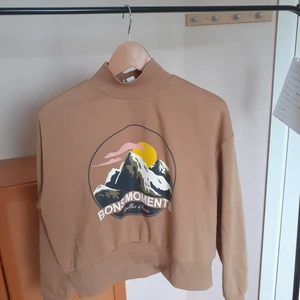 Tjocktröja  - Nästan oanvänd tjocktröja passar perfekt till hösten o vintern! Kostar 40kr plus frakt