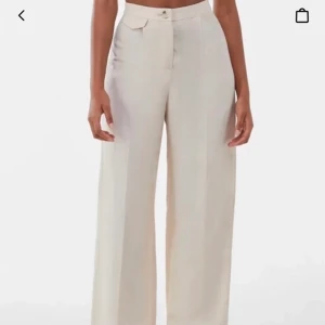 Linnebyxor - Jättefina linnebyxor från Bershka, säljer då de är lite för små i midjan, faller fint över skorna på mig som är 164 cm.Använda några få gånger🤎 Nypris 299kr
