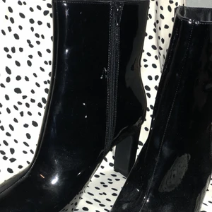 Klackar - Klackar i svart skinande läder imitations material. Aldrig använda och köpta från Nelly. Ca 4-5 cm klack 💕