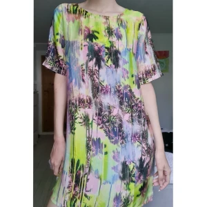 Klänning - Färgstark klänning från Oh My Love London med prislappen kvar, säljer då den aldrig kom till användning. Skönt och tunt lite silkigt tyg. I storlek S på mig som är xs och 167cm lång