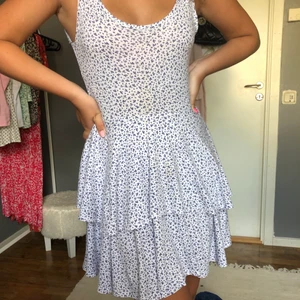 Klänning från monki  - Klänning från monki i stolek S, passar även m. Man kan även ha klänningen som en volangkjol, köpt för 399kr och säljer för 100kr inklusive frakt 🥰