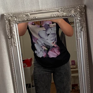 Overzise t-shirt med tryck - Denna coola overzise t-shirten med somrigt tryck säljer jag på grund utav att den inte kommer till användning längre.❤️