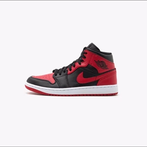 Jordan 1 mid banned Billigt - Säljer ett par Jordan 1 mid banned.                                Storlek: 38.5 . Priset är 1300kr styck vilket är billigt.              För mer frågor tveka inte att fråga.                                Möts i Alvik eller fraktar (köparen står för frakten)