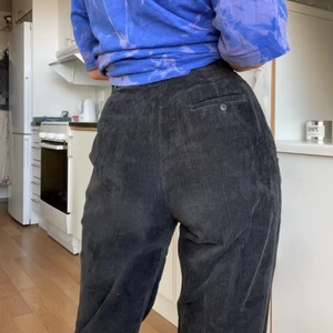 Svarta manchesterbyxor - Svarta vintage-manchesterbyxor. Väldigt bra skick men lite för tighta i midjan för mig, passar någon som har W25/26