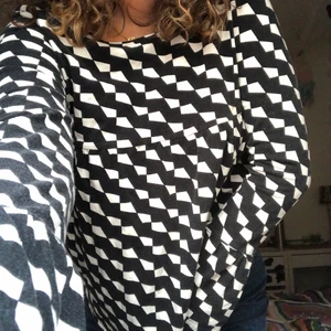 Mönstrad långtröja  - Superfin långärmad tröja i coolt mönster köpt för många år sedan och säljs pga rensning i garderoben,har en liten fläck som man knappt lägger märke till🌟