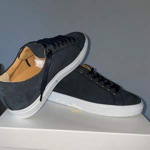 Sandays Navy Blue mocka skor till salu! 2000 sek, nypris 2200. Strl: 44. Skorna är helt oanvända, har inte ens provat dem så skambud undanbedes, kvitto finns! 