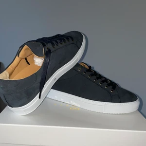 Sandays Navy Blue mocka - Sandays Navy Blue mocka skor till salu! 2000 sek, nypris 2200. Strl: 44. Skorna är helt oanvända, har inte ens provat dem så skambud undanbedes, kvitto finns! 