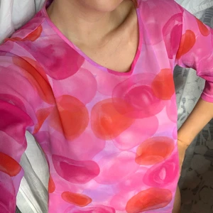 Mesh top - Sååå fint mönster! Det är mesh men den är inte genomskinlig. Storleken är small men den kan nog passa olika storlekar (beroende på hur man vill att den sitter) eftersom den är stretchigt och sitter inte tight på mig. Om många är intresserade kan vi köra budgivning. Fråga om du undrar något! 💘❤️💓 