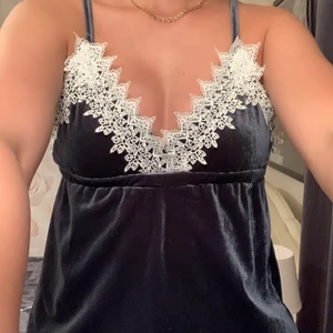 Top DENNIS MAGLIC - Väljer att sälja den fina top i sammet, spets på kanterna, går att justera banden på ryggen och är stretchig. 🦋✨🧜🏼‍♀️