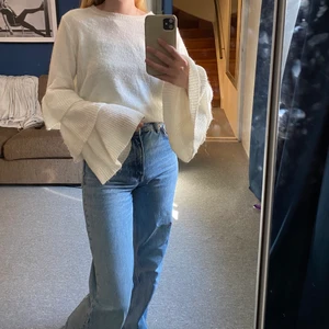 Stickad tröja från NA-KD, st.M - Superfin vit stickad tröja från NA-KD i storlek M, passar även mig som vanligtvis har en storlek S🌸