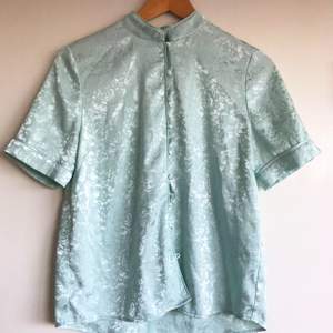 Jättesnygg mintgrön/turkos blommig blus/skjorta från Envii. Klädda knappar. Material: 97% polyester 3% elastan. Bra skick!