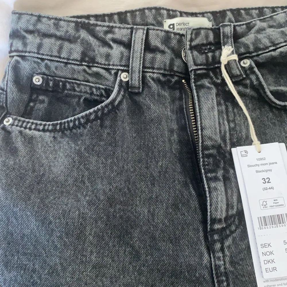 Svarta/gråa trendiga mom jeans från Gina Tricot, helt oanvända Originalpris: 549, säljer för endast 100 kr, rabatterad pris Storlek: 32 / XS men passar till S   Pris går att diskutera, kunden ansvarar för frakt. Släng iväg en DM vid intresse!. Jeans & Byxor.