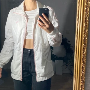 vintage jacka - En jättefin jacka från Puma i skönt material. Säljer pga inte används längre. Storlek S/M men det beror på hur man vill att den ska sitta:)