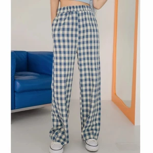 Randiga kostymbyxor  - Säljer dessa randiga kostymbyxor från Shein som aldrig är använda pga för små💕 storlek M men väldigt små i storlek så passar 34. Modellen på bilden är 164 & har denna storleken, så dessa psssr perfekt för dig under 165!!❤️ skriv för bilder på byxan ( jag kommer inte att skicka bilder med de på då de är för små, vänligen respektera detta) ⭐️⭐️⭐️