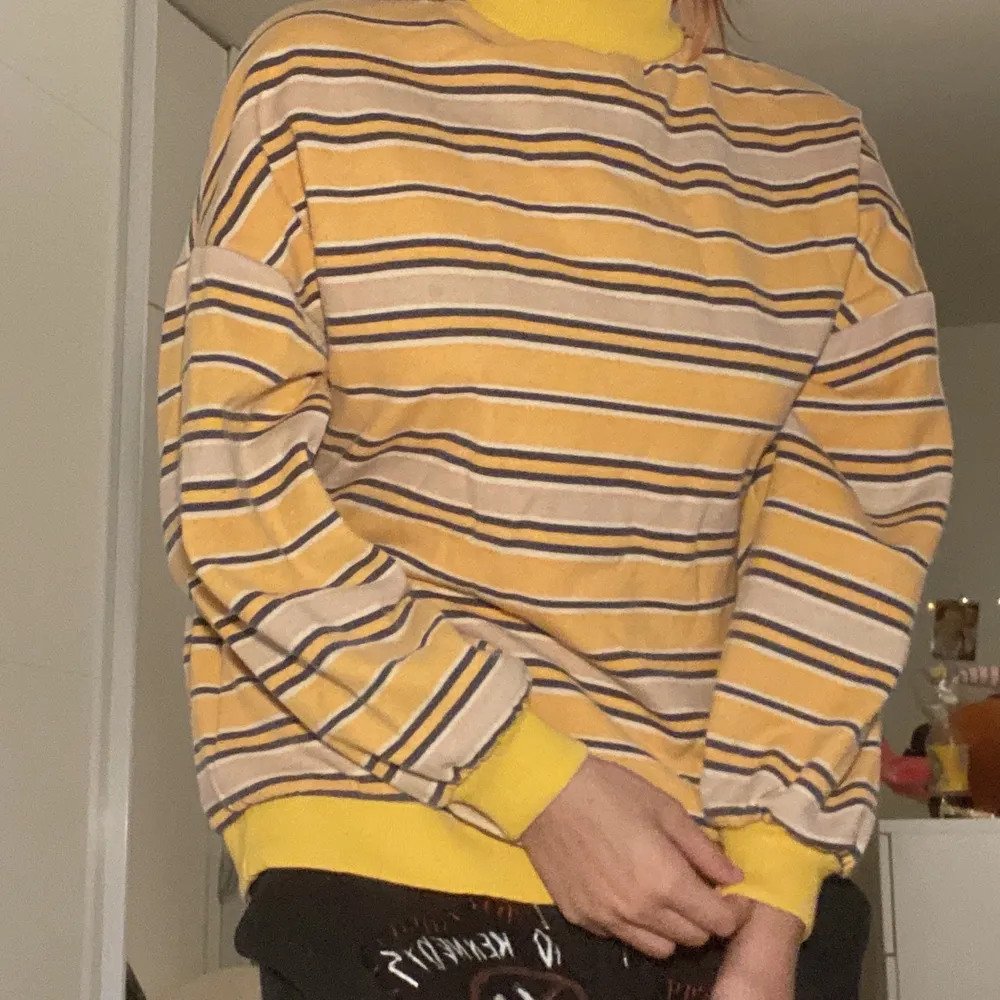 Yellow striped sweatshirt in perfect condition.  the sweatshirt will be washed and ironed before being sold. Tröjor & Koftor.