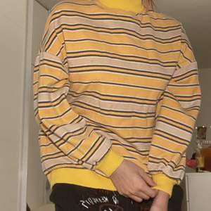 Yellow striped sweatshirt in perfect condition.  the sweatshirt will be washed and ironed before being sold