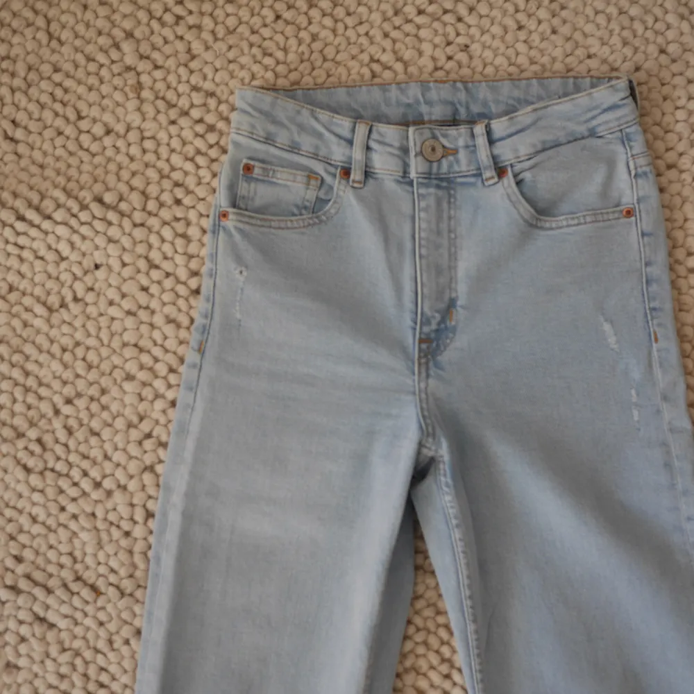 Aldrig använda jeans från H&M i storlek 36, funkar även för 34 💗 Kom med bud! . Jeans & Byxor.