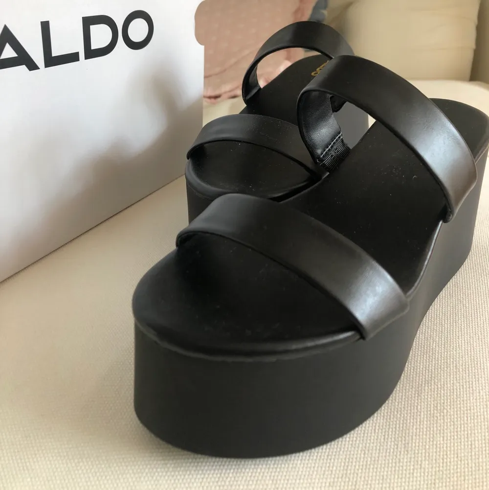 Säljer dessa platåsandaler från Zalando från märket Aldo, i storlek 37. Aldrig använda bara provade. Klackhöjden är 8,5 cm och 6cm där nere. Nypris 729kr. Startbudet är 300kr. Så 2000-tals vibe🙏🏻. Skor.