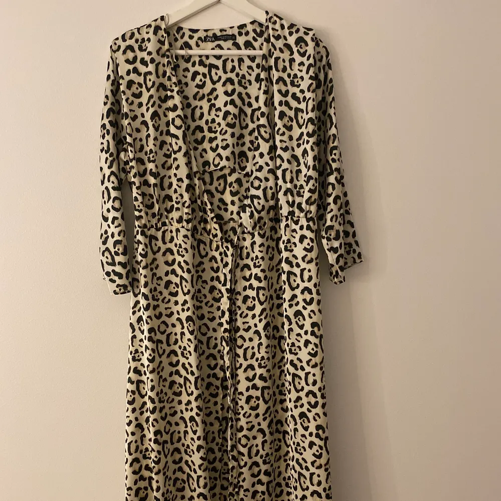 En supersöt leopardmönstrad klänning från zara som tyvärr inte kommit till användning och är helt ny:) den sitter åt väldigt fint runt midjan! . Klänningar.