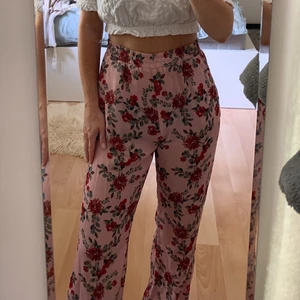 Jättesnygga somarbyxor! - Jättefina och supersköna sommarbyxor från Andrea Hedenstedt x NA-KD. 150kr + frakt. Skriv för fler bilder! 