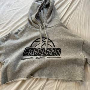 Jätte ball grå croppad hoodie i från HM divided i st M, säljer då den inte används mer. Kan mötas upp i Stockholm eller så får köparen stå för frakt. 