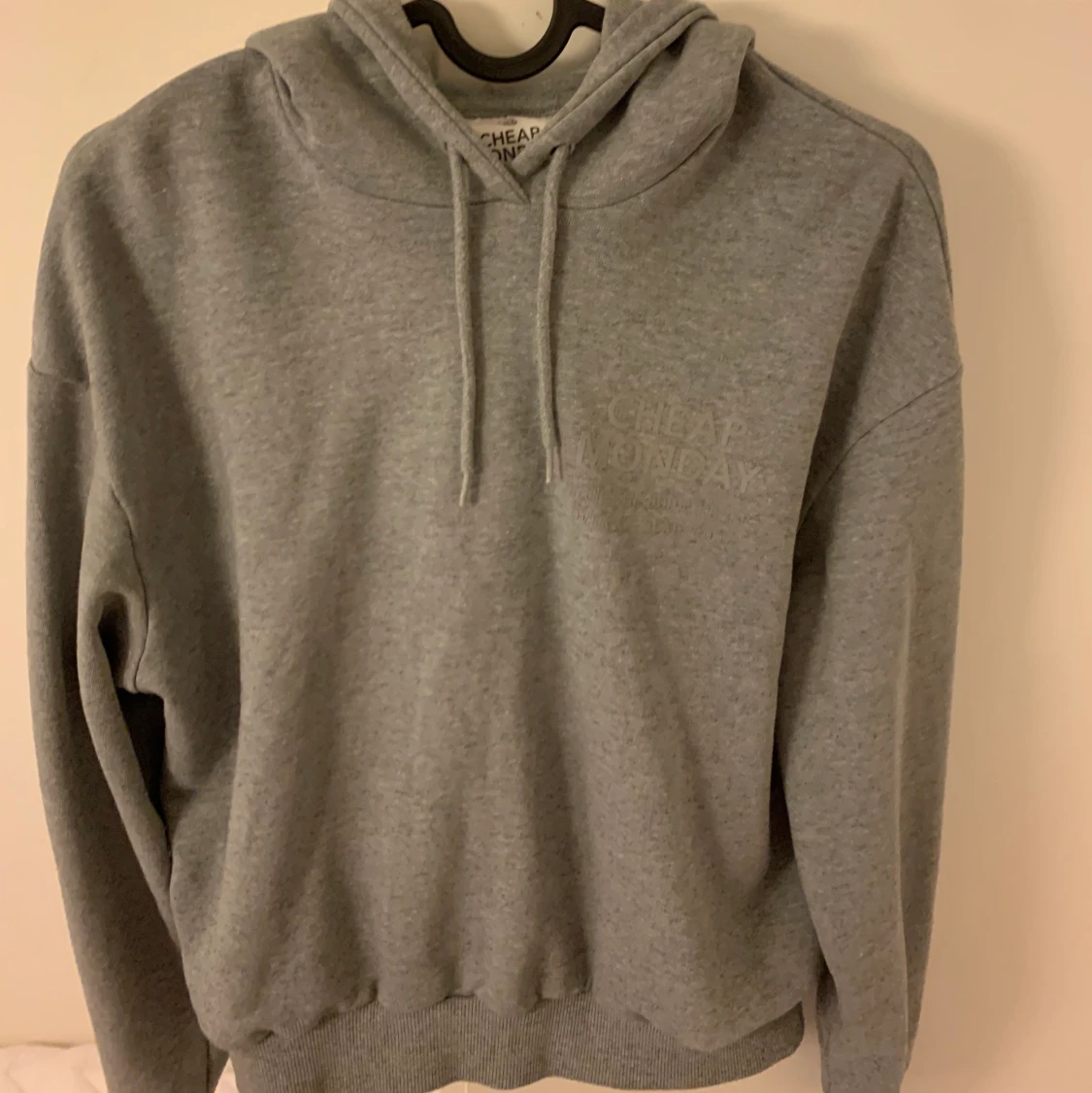 Grå hoodie