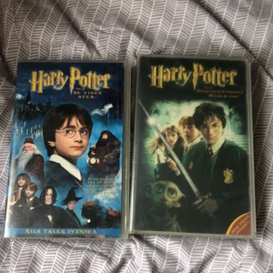 två harry potter kasettband  - Två stycken kassettband med filmen harry potter som jag inte har en användning av, köpta för ungefär hundra kr köpte begagnat har inte används en enda gång (15kr styck 2 fr 20kr) köparen står för frakt , vid frågor kontakta gärna mig privat </3 