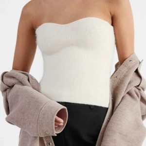 & Other stories bandeau topp - Säljer denna populära alpacka bandeau topp från Other stories som är helt slutsåld. Storlek M men passar mig som är en S. Lappar är kvar på