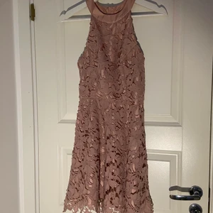 Klänning - Säljer en jättefin klänning som man kan ha t dop, bröllop osv. Jag har endast använt den till ett dop så därför är klänningen i nyskick. Skriv vid frågor eller intresse❤️❤️