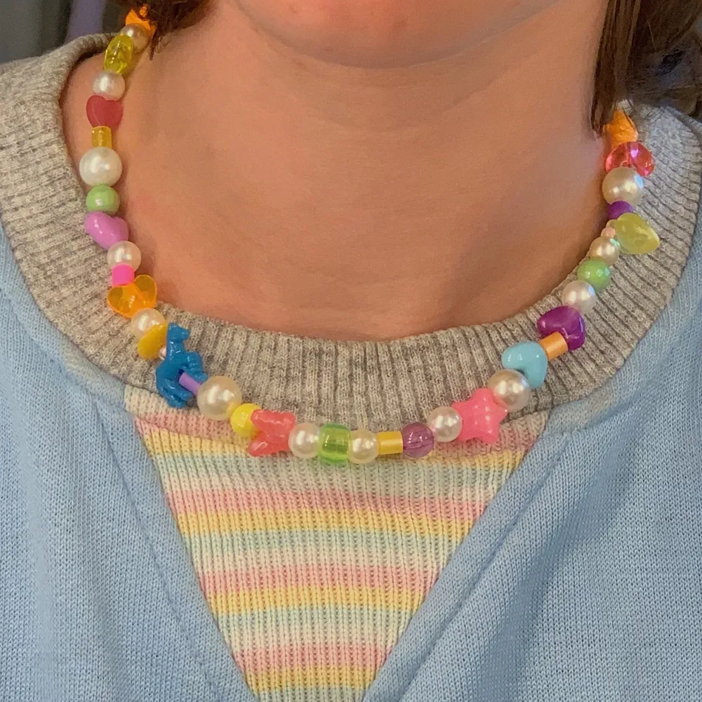 Halsband med olika färgglada pärlor och vita skimriga pärlor🌟🌈. Accessoarer.