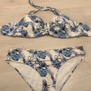 Bikini - Oanvänd bikini för 100kr (frakt ingår ej). Överdelen är i strl 36 och underdelen i strl 38. Den är från Cubus och banden går att ta lös.