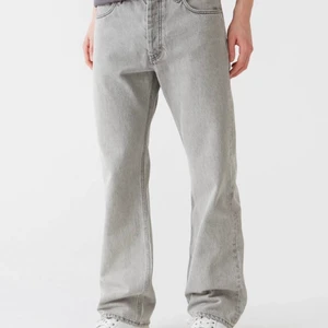 Hope Rush Denim Jeans, Bleach Grey, Storlek 31 - Har ett par Hope Rush Denim i färgen Bleach grey som jag vill sälja. De är i storlek 31 och är slutsålda överallt just nu! Köptes denna vår och använts ett fåtal gånger, enbart tvättats en gång, och är i samma skick som när de köptes. Pris: 1200 kr. Kan frakta eller mötas upp i Stockholm.