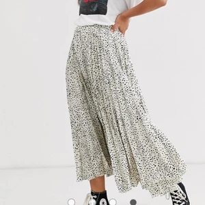 Långkjol från Asos strl 32 - Fin långkjol från Asos i satin material. Plisserad. Ny och oanvänd med lappar kvar. Storlek 32. Hämtas i Bromma eller skickas, köparen står då för frakt.