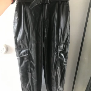 Snygga skinbyxor (fakeskin) från new yorker  - Den är lite tightare i låren och lösare där nere. Skärp ingår i priset men man kan ta av det om man vill. Fin passform.