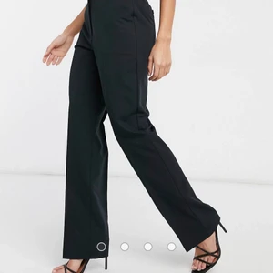Kostymbyxor  - Säljer dessa slutsålda kostymbyxor från asos eftersom att de inte kommer till användning längre💕