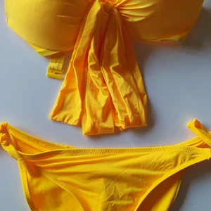 Gul bikini i nyskick! - Trosa 38 och uppskattningsvis en C-kupa. Skit fräsch färg!