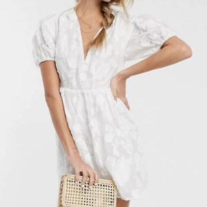 Vit klänning - Vit blommig klänning, perfekt till sommaren! Beställde till studenten men använde aldrig eftersom den inte passade mig. Möts upp i Malmö eller postar