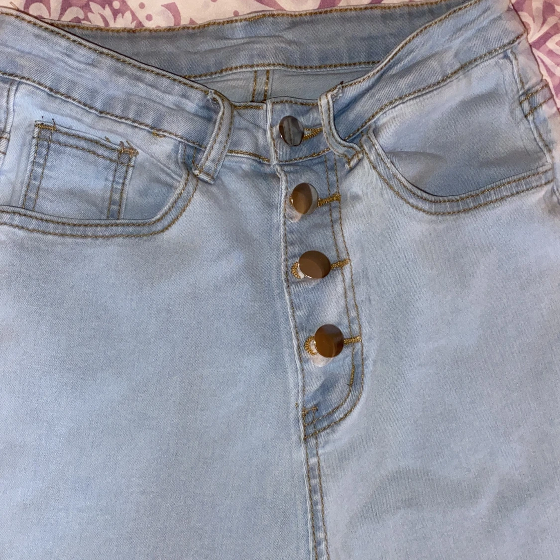 Jeans med fyra silvriga knappar  - 91