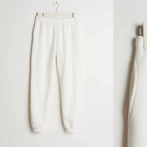 Vita mjukisbyxor - Säljer dessa vita mjukisbyxor ifrån gina tricot då jag knappt får användning för dom längre💖